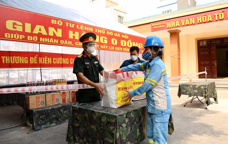 Sáng 21/8, Bộ Tư lệnh Thủ đô Hà Nội tổ chức "Gian hàng 0 đồng" phát miễn phí 1.400 suất quà nhu yếu phẩm hỗ trợ các gia đình, người lao động mất việc làm, sinh viên có hoàn cảnh khó khăn trên địa bàn quận Nam Từ Liêm. Nguồn: KTĐT.