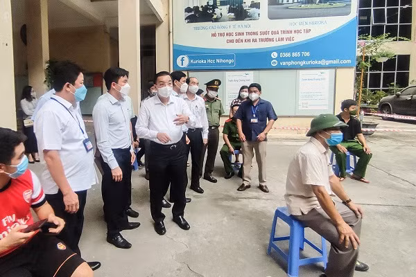 Chủ tịch UBND TP. Hà Nội Chu Ngọc Anh kiểm tra điểm lấy mẫu xét nghiệm diện rộng tại Trường Cao đẳng Y tế Hà Nội, quận Đống Đa. Ảnh: VGP/Gia Huy.