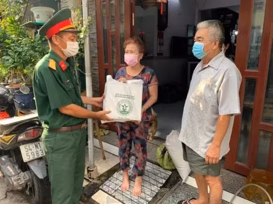 Lực lượng quân đội được huy động về các địa phương chủ yếu thực hiện nhiệm vụ hỗ trợ khai gói an sinh, đi chợ giúp dân, kết hợp tuyên truyền đến từng hộ dân để người dân chấp hành "ai ở đâu ở yên đó", không ra khỏi nhà. Trong ảnh: Ban Chỉ huy Quân sự quận Bình Tân gửi thực phẩm và nhu yếu phẩm đến nhà người dân. Nguồn: NLĐ.