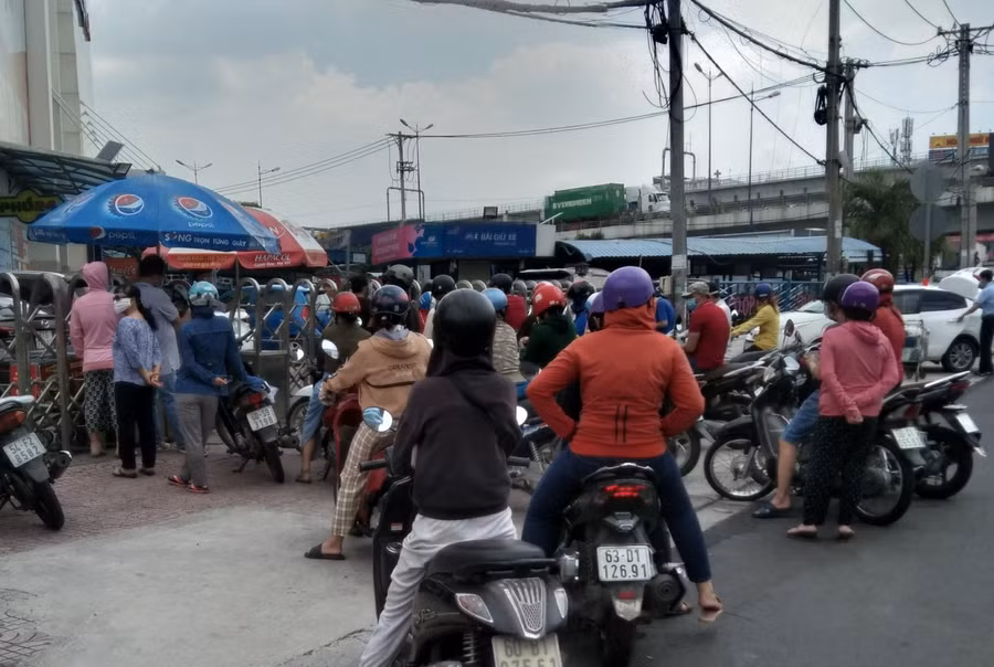 Trưa 20/8, sau thông tin TP Hồ Chí Minh áp dụng biện pháp mạnh với việc "ai ở đâu ở yên đó" từ ngày 23/8, nhiều người dân tại thành phố đã đến siêu thị, chợ, cửa hàng tạp hóa mua hàng về tích trữ.