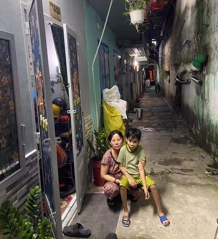 Trong thời gian này, nhiều chủ trọ chia sẻ việc miễn, giảm tiền phòng cho người thuê trong thời điểm hiện tại là việc nên làm. Mọi người cùng san sẻ, hỗ trợ nhau để vượt qua mùa dịch Covid-19. Trong ảnh: Mẹ con chị Hạnh vừa đi chạy thận về thì nhận được thông báo miễn tiền phòng. Nguồn: Zing.