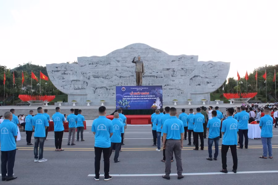 Chiều 26/8, UBND tỉnh Sơn La đã tổ chức Lễ xuất quân Đoàn cán bộ y tế của tỉnh tham gia hỗ trợ chống dịch Covid-19 tại TP Hồ Chí Minh.