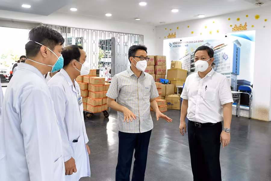 Phó Thủ tướng Vũ Đức Đam trong buổi thị sát công tác điều trị bệnh nhân Covid-19 tại Bệnh viện Nhân dân Gia Định, điểm tiêm chủng vắc xin phòng Covid-19 tại Trường THCS Võ Thị Sáu (phường 3, quận Bình Thạnh). Nguồn: VGP.