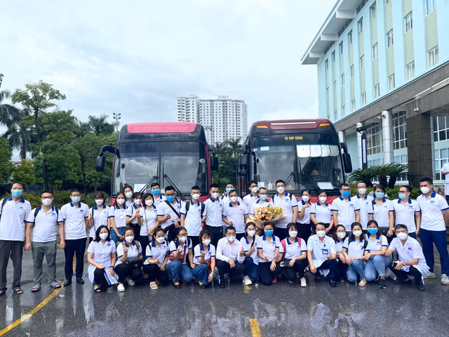 Sáng 27/8, Bệnh viện K đã tăng cường thêm 50 cán bộ y tế tiếp tục vào TP Hồ Chí Minh chống dịch Covid-19. Đây là lần xuất quân thứ 4 của Bệnh viện K.
