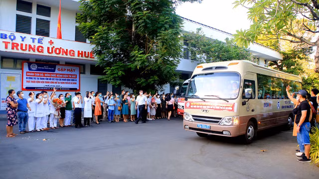 Sáng 27/8, tại Bệnh viện Trung ương Huế đã tổ chức Lễ gặp mặt và tiễn đoàn công tác gồm 52 y, bác sĩ của bệnh viện lên đường vào làm nhiệm vụ tại Trung tâm hồi sức tích cực người bệnh Covid-19 trực thuộc Bệnh viện Trung ương Huế tại TP Hồ Chí Minh.