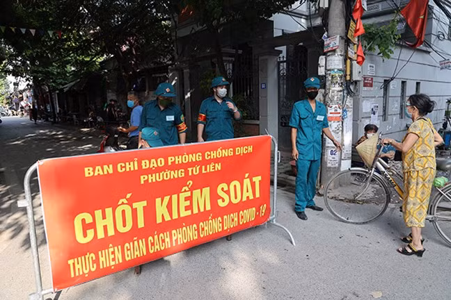Hà Nội đang siết chặt nhiều biện pháp mạnh nỗ lực kiểm soát dịch trong cộng đồng. Ảnh: Lê Phú.