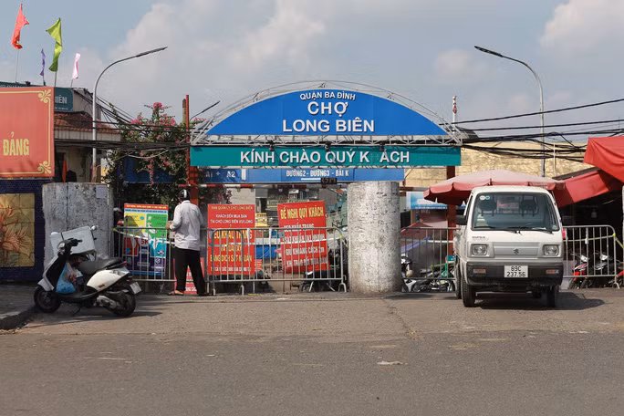 Chợ đầu mối Long Biên - chợ đầu mối lớn nhất ở Hà Nội đã bị phong toả, tạm dừng hoạt động từ 12 giờ trưa 3/8 do liên quan đến các ca dương tính SARS-CoV-2. Ảnh: NLĐ.