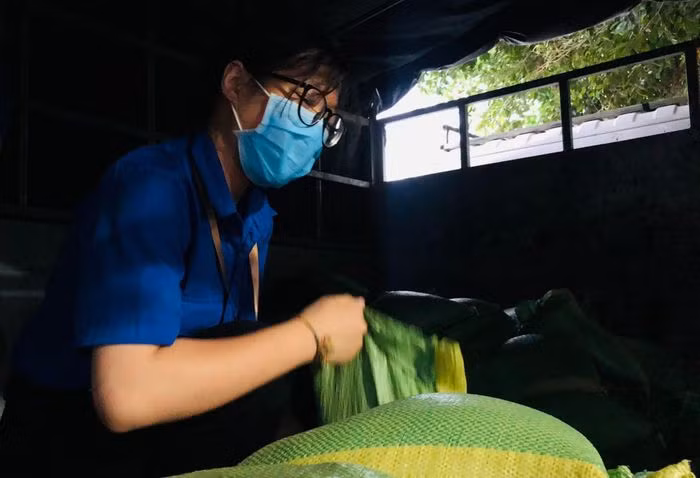 Khi TP Vũng Tàu - nơi đang sinh sống, bùng phát dịch bệnh, Trần Vân Khánh - học sinh trường THPT Nguyễn Huệ đã xin phép bố mẹ tham gia nhập liệu, giúp người dân đi chợ hộ. Trong ảnh: Trần Vân Khánh trên xe chuẩn bị giao gạo đến người dân một trong những ngày chống dịch đến 22h của nữ sinh lớp 12. Nguồn: PLO.