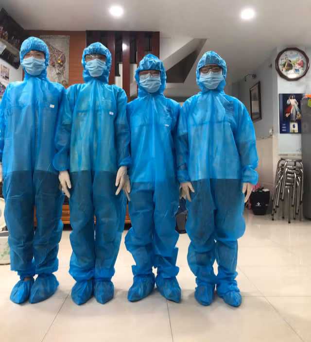 Được xuất viện, chị Lan Hương (39 tuổi, ngụ Phường 14, Quận 10, TP Hồ Chí Minh) không về mà đã xin ở lại làm tình nguyện viên chăm sóc các cụ già mắc Covid-19 nặng. Trong ảnh: Hai con đầu của chị Lan Hương và hai cháu con em chồng mặc đồ bảo hộ chuẩn bị đi cách ly. Ảnh: NV.
