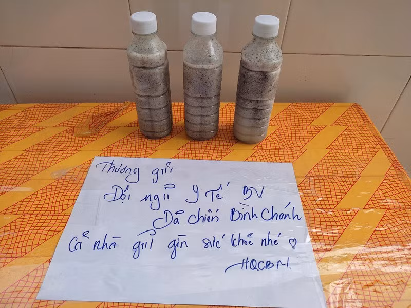 Chương trình hỗ trợ tuyến đầu chống dịch của Hội quán các bà mẹ đã kết nối chị em mọi miền Tổ quốc, đồng hành cùng các y bác sĩ tại TP Hồ Chí Minh; đã có nhiều suất ăn, thiết bị, máy móc được gửi đến các bệnh viện. Nguồn: PLO.