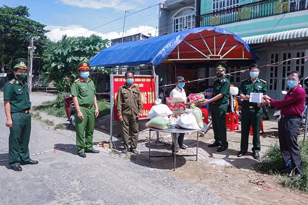 Bộ chỉ huy BĐBP tỉnh phối hợp với Hội Chữ thập đỏ tỉnh Sóc Trăng đã đến thăm tặng quà các khu cách ly tập trung, các chốt kiểm soát PCD Covid-19 và người nghèo bị ảnh hưởng bởi dịch Covid-19 trên địa bàn khu vực biên giới biển thuộc Thị xã Vĩnh Châu, huyện Trần Đề và Cù Lao Dung. Ảnh: Văn Long.