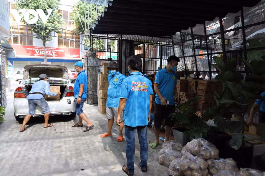 Các thành viên CLB Câu lạc bộ Bếp cơm vạn tình và Chuyến xe 0 đồng Đà Nẵng gom thực phẩm từ các nhà hảo tâm để nấu hàng trăm suất cơm đem tới các chốt kiểm soát phòng dịch tặng lực lượng chức năng. Nguồn: VOV.