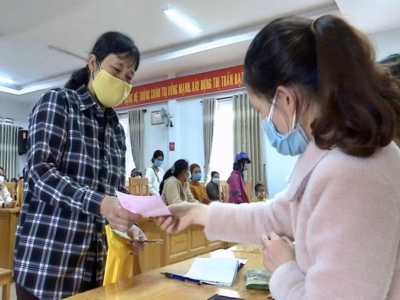 Chị Thảo ở tổ dân phố B’Nơr A, huyện Lạc Dương, tỉnh Lâm Đồng cảm thấy vui mừng và phấn khởi khi nhận được sự quan tâm đúng lúc, kịp thời của Nhà nước. Nguồn: lacduong.lamdong.dcs.vn
