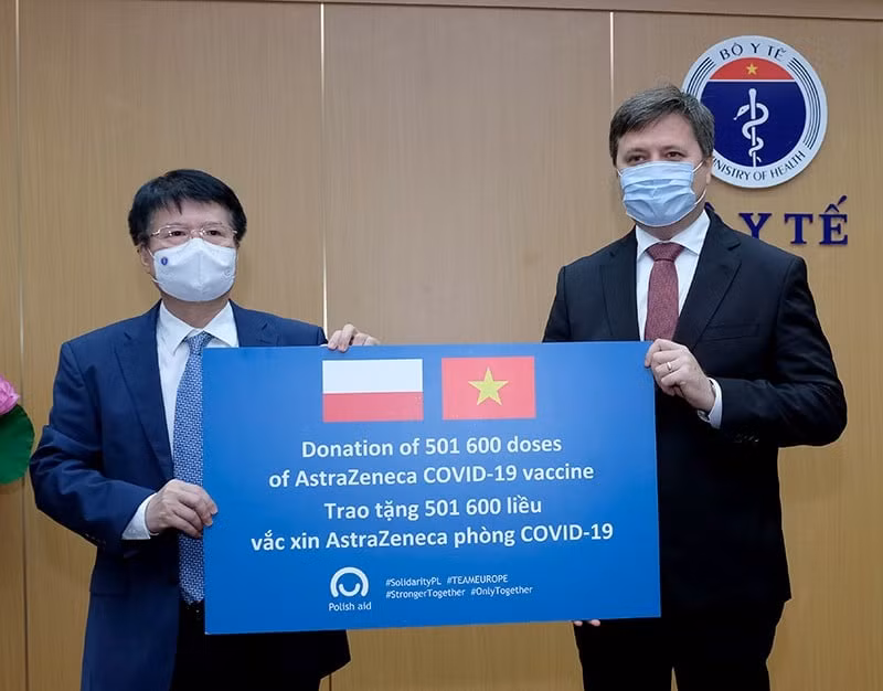 Thứ trưởng Bộ Y tế Trương Quốc Cường thay mặt Bộ Y tế tiếp nhận lô vắc xin của Chính phủ Ba Lan viện trợ Việt Nam phòng, chống dịch Covid-19. Nguồn: BYT.