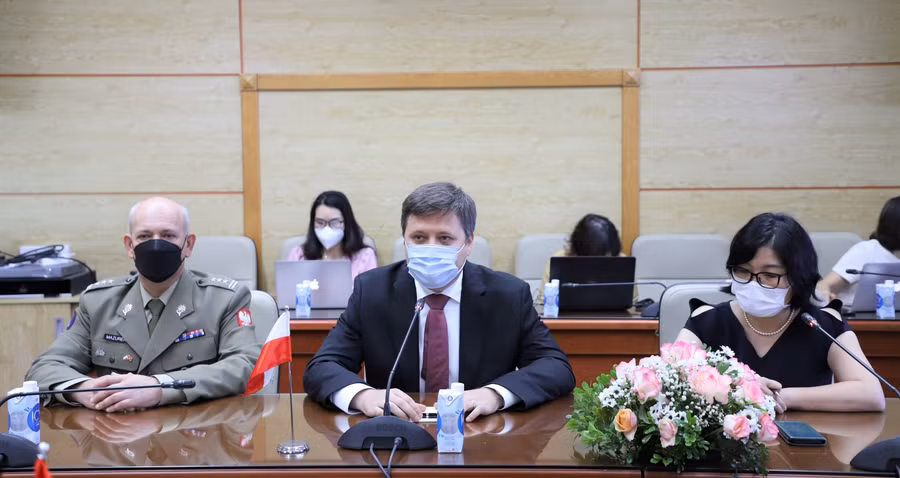 Ngài Wojciech Gerwel - Đại sứ Đặc mệnh Toàn quyền Ba Lan tại Việt Nam phát biểu tại Lễ tiếp nhận. Nguồn: BYT.