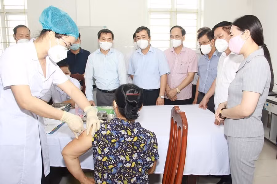 Tiêm thử nghiệm lâm sàng vắc xin COVIVAC cho tình nguyện viên tại Trung tâm Y tế huyện Vũ Thư, tỉnh Thái Bình. Nguồn: VGP.