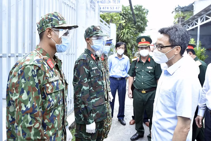 Phó Thủ tướng Vũ Đức Đam động viên cán bộ, chiến sĩ Sư đoàn 5 chi viện cho lực lượng chống dịch quận 12. Ảnh: PLO.