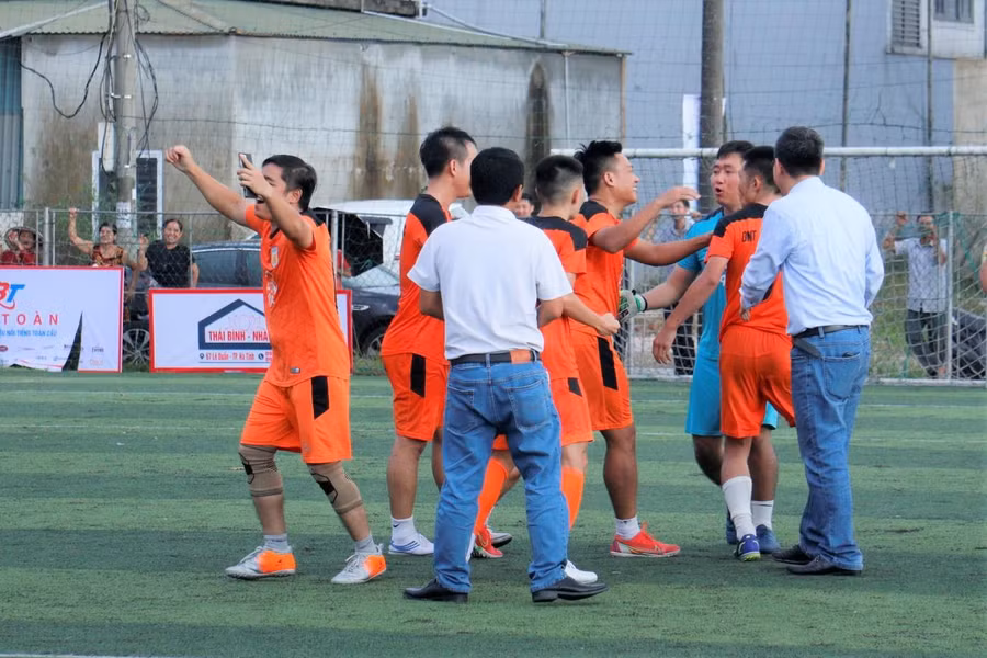 Mặc dù có nhiều cơ hội và những đường bóng sắc sảo, tuy nhiên, phải đến tận cuối hiệp 2 bàn thắng của trận đấu mới được mở. Đây cũng là bàn thắng phân định chiến thắng 1-0 dành cho đội tuyển Hội Doanh nhân trẻ Hà Tĩnh.