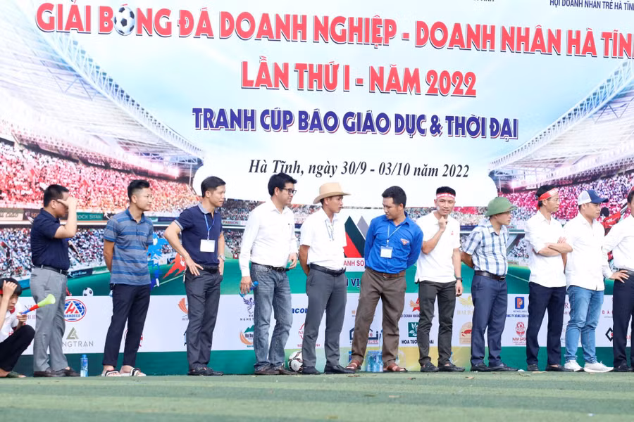 Các cổ động viên có mặt trên sân đấu cổ vũ cho các đội tuyển nín thở theo dõi từng đường bóng.