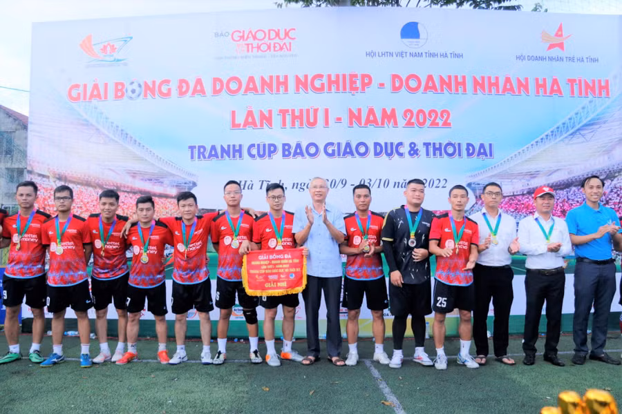 Đội giành giải nhì chụp ảnh cùng đại biểu và ban tổ chức.