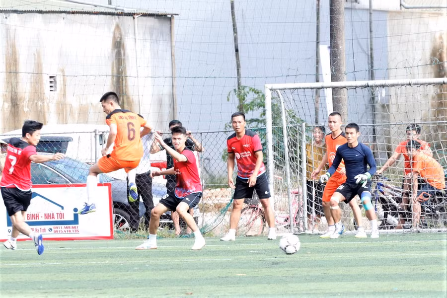 Chiều 3/10, trận đá bóng chung kết tranh Cúp Báo GD&amp;TĐ do Hiệp hội Doanh nghiệp Hà Tĩnh, Hội Doanh nhân trẻ Hà Tĩnh, Hội LHTN Việt Nam tỉnh, Văn phòng Báo Giáo dục và Thời đại khu vực miền Trung - Tây Nguyên tổ chức diễn ra hết sức sôi nổi.