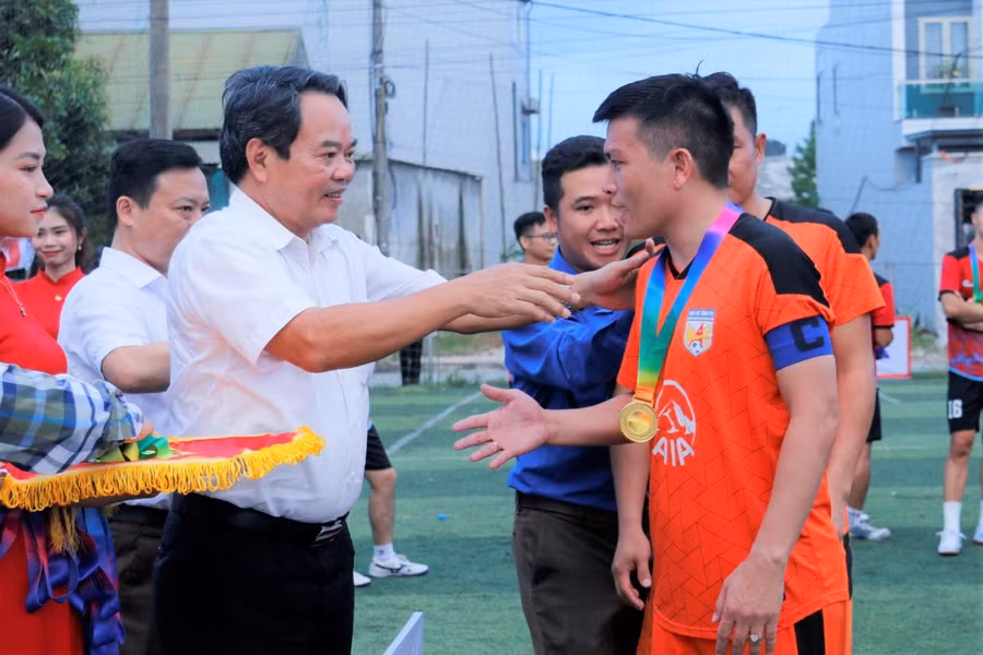 Ngay sau trận chung kết, Ban tổ chức đã tiến hành trao huy chương cờ lưu niệm và cúp cho đội giành giải Nhất, Nhì tại sân đấu.