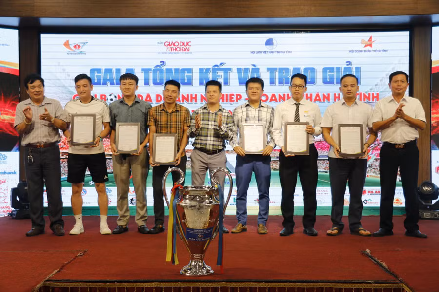 Ban tổ chức trao chứng nhận, thư cảm ơn các nhà tài trợ giải đấu.