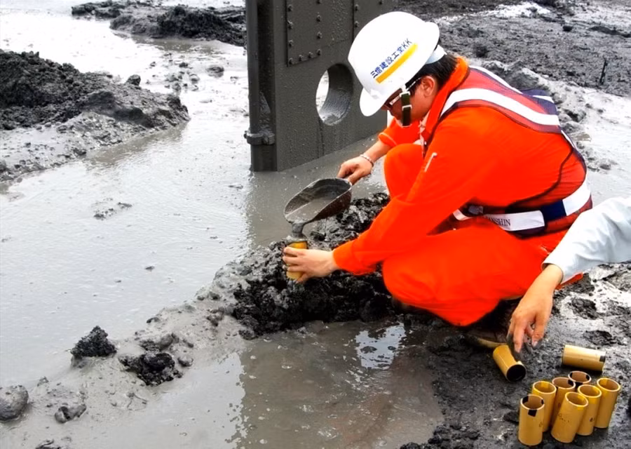 Công đoạn thu gom bùn thải ở nhà máy phục vụ nghiên cứu.