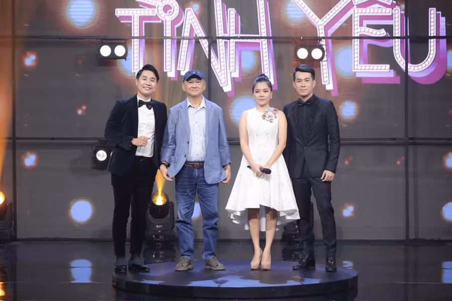 Nhạc sĩ Nguyễn Ngọc Thiện (thứ 2 từ trái sang) trong chương trình truyền hình “Vẫn hát lời tình yêu”.