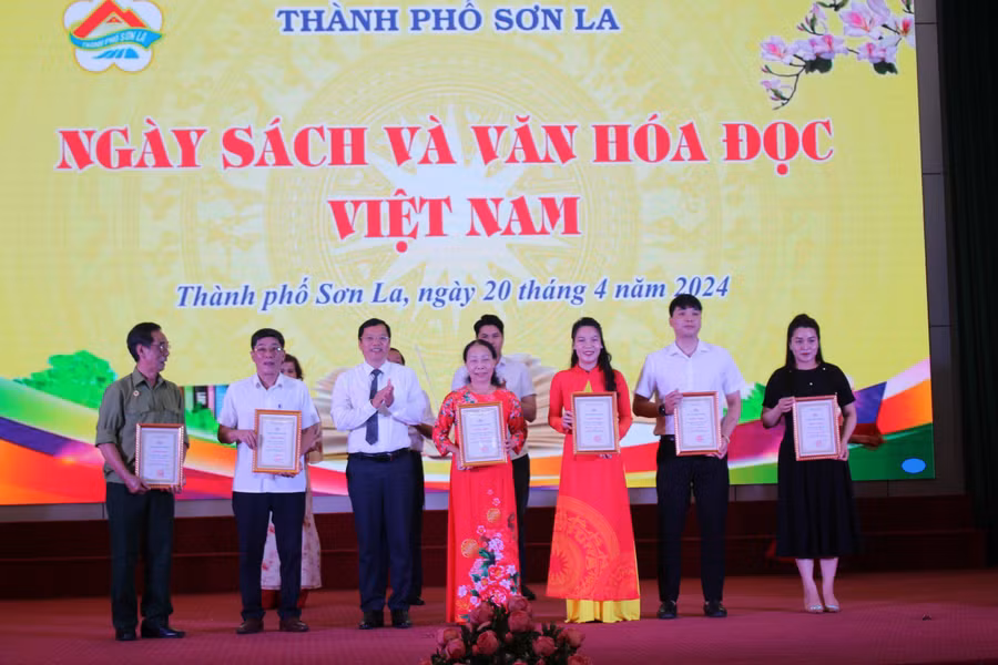 Ông Trần Công Chính, Phó Chủ tịch TP. Sơn La (người thứ 3 từ trái sang) trao giấy chứng nhận cho các cá nhân đạt giải. Ông Trần Công Chính, Phó Chủ tịch TP. Sơn La (người thứ 3 từ trái sang) trao giấy chứng nhận cho các cá nhân đạt giải.
