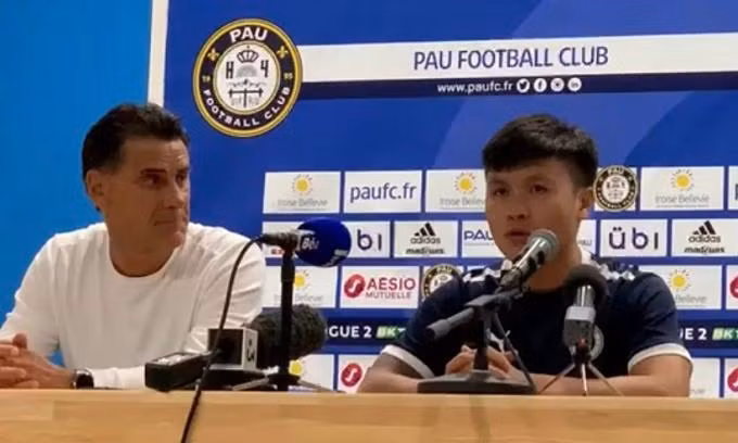 Quang Hải (phải) và huấn luyện viên Didier Tholot trong họp báo tối 30/6 ở Pau FC, Pháp. Quang Hải (phải) và huấn luyện viên Didier Tholot trong họp báo tối 30/6 ở Pau FC, Pháp.