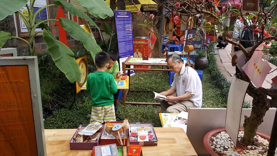 Nhiều em nhỏ được ông bà cho đến Hội chữ Xuân. Nhiều em nhỏ được ông bà cho đến Hội chữ Xuân.
