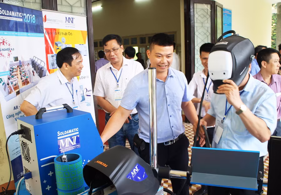 Các đại biểu tham quan triển lãm công nghệ mới ngành cơ khí chế tạo ô tô được tổ chức bên lề Hội thảo.