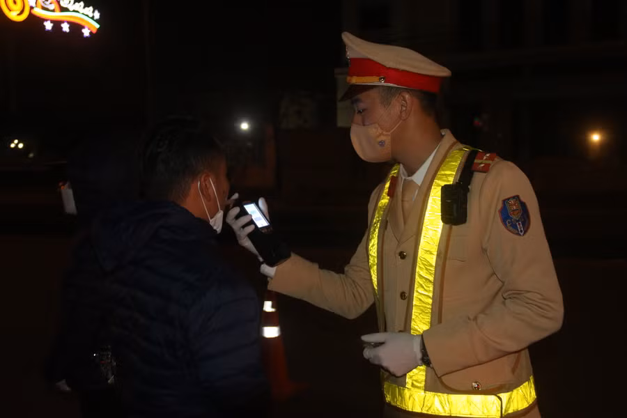 CSGT thành phố Hòa Bình tổ chức xử lý các trường hợp vi phạm nồng độ cồn.