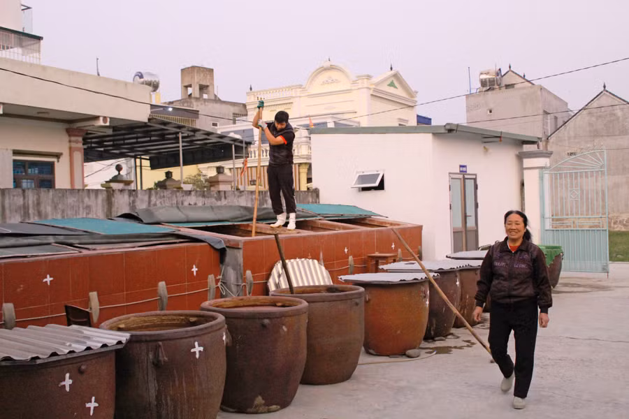 Vào dịp cuối năm, cơ sở nước mắm của gia đình bà Nguyễn Thị Hảo cung ứng ra thị trường khoảng 200 - 300 lít/ngày. Vào dịp cuối năm, cơ sở nước mắm của gia đình bà Nguyễn Thị Hảo cung ứng ra thị trường khoảng 200 - 300 lít/ngày.