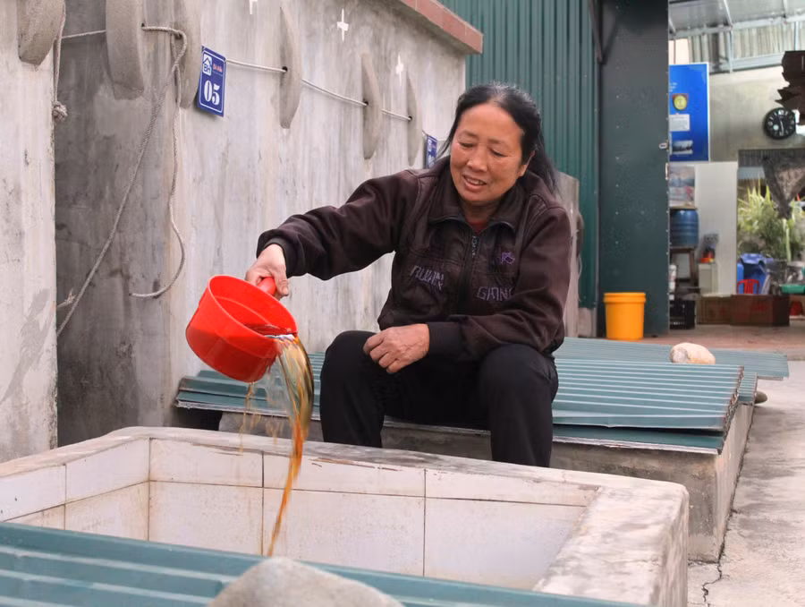 Bà Nguyễn Thị Hảo (thôn Bắc Sơn, Hoằng Phụ) bên bể mắm đậm màu sóng sánh chuẩn bị “ra lò” của gia đình. Bà Nguyễn Thị Hảo (thôn Bắc Sơn, Hoằng Phụ) bên bể mắm đậm màu sóng sánh chuẩn bị “ra lò” của gia đình.