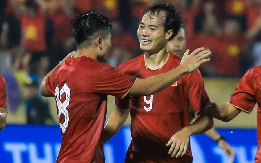 Văn Toàn từng chơi cho tuyển Việt Nam tại Asian Cup 2019.
