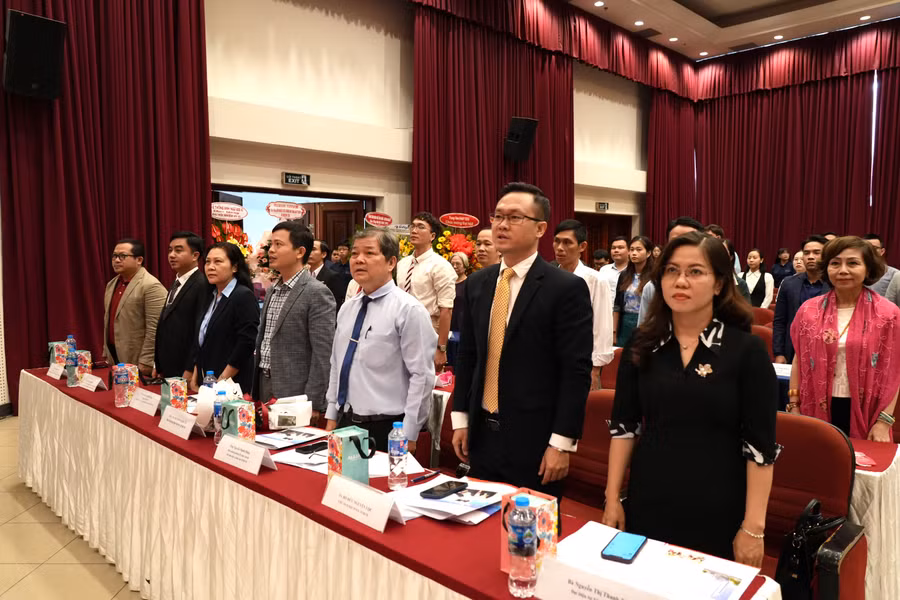 Lễ chào cờ tại Đại hội lần thứ VI của Hội Nghiên cứu và Giảng dạy tiếng Anh Thành phố Hồ Chí Minh hôm 30-9.