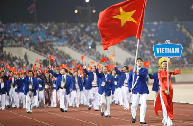 Đoàn thể thao Việt Nam diễu hành tại Sân vận động (SVĐ) Quốc gia Mỹ Đình trong Lễ khai mạc SEA Games 21, năm 2003. Ảnh minh họa.