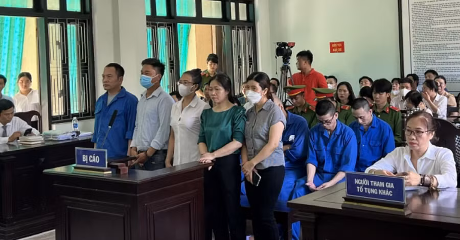Bị cáo Huỳnh Trọng Khoa (ngoài cùng, bên trái) và đồng phạm tại phiên tòa phúc thẩm. (Ảnh: H.L)
