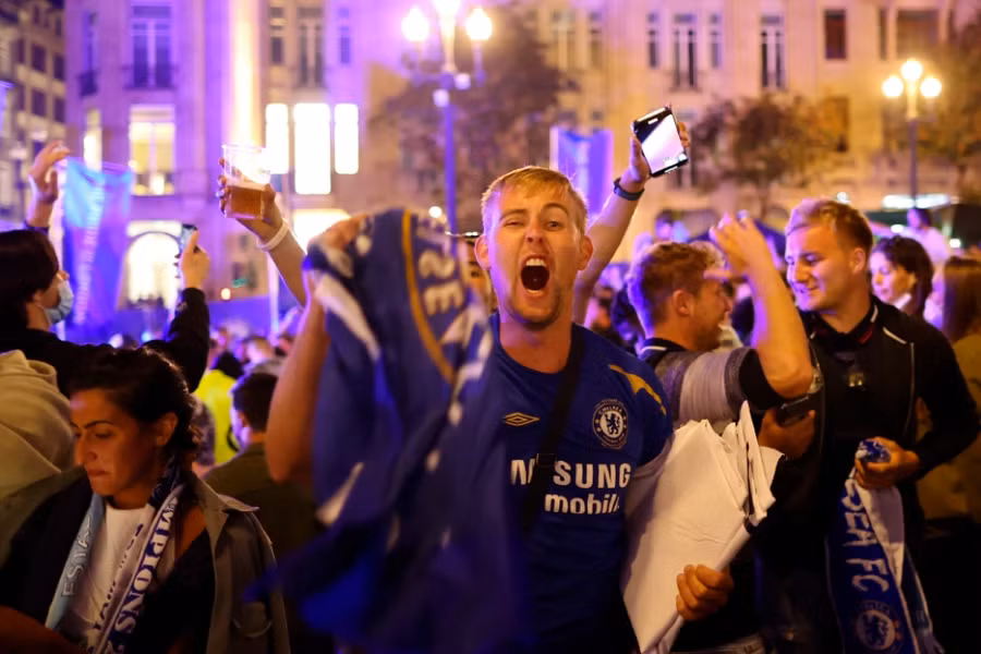 Cổ động viên Chelsea tại Porto xuống đường xuyên đêm.