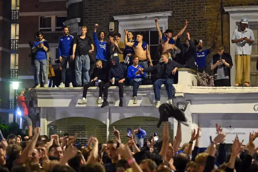 Niềm vui khôn tả của các cổ động viên Chelsea.