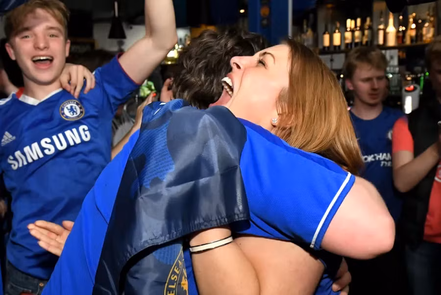 Cổ động viên Chelsea đã khóc sau chiến thắng trước Man City để lần thứ 2 đăng quang Champions League.