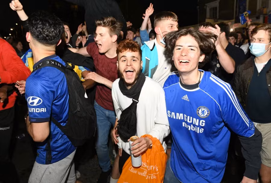 Đám đông cổ động viên Chelsea tại London hát hò vui sướng.