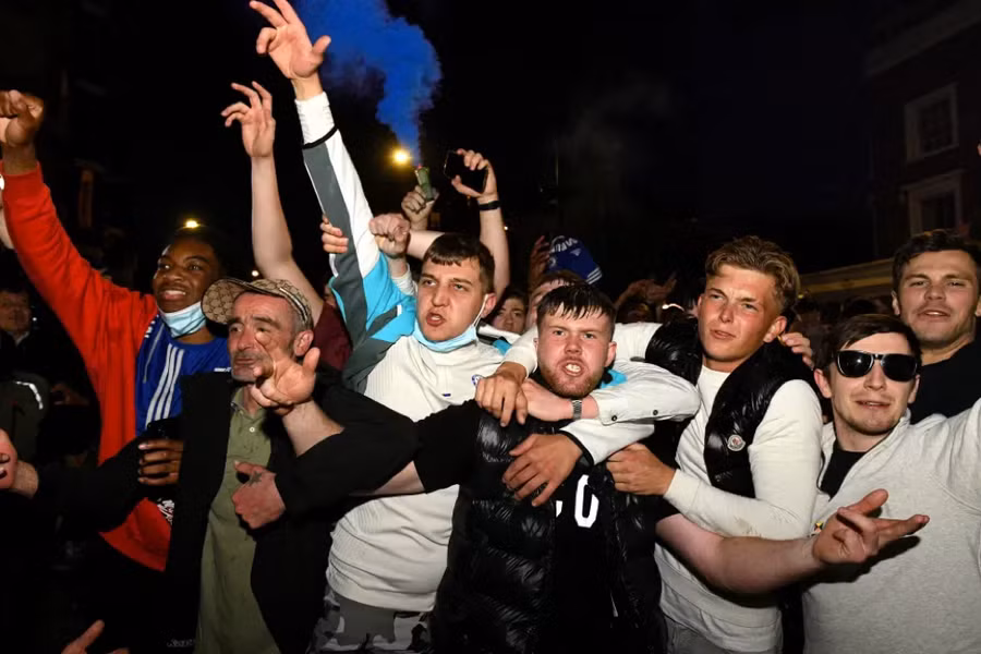 Những khuôn mặt rạng ngời hạnh phúc của cổ động viên Chelsea.