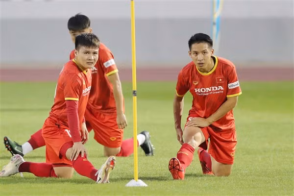 Hùng Dũng (bên phải) và Quang Hải nhiều khả năng sẽ được triệu tập vào đội hình tham dự SEA Games 31.