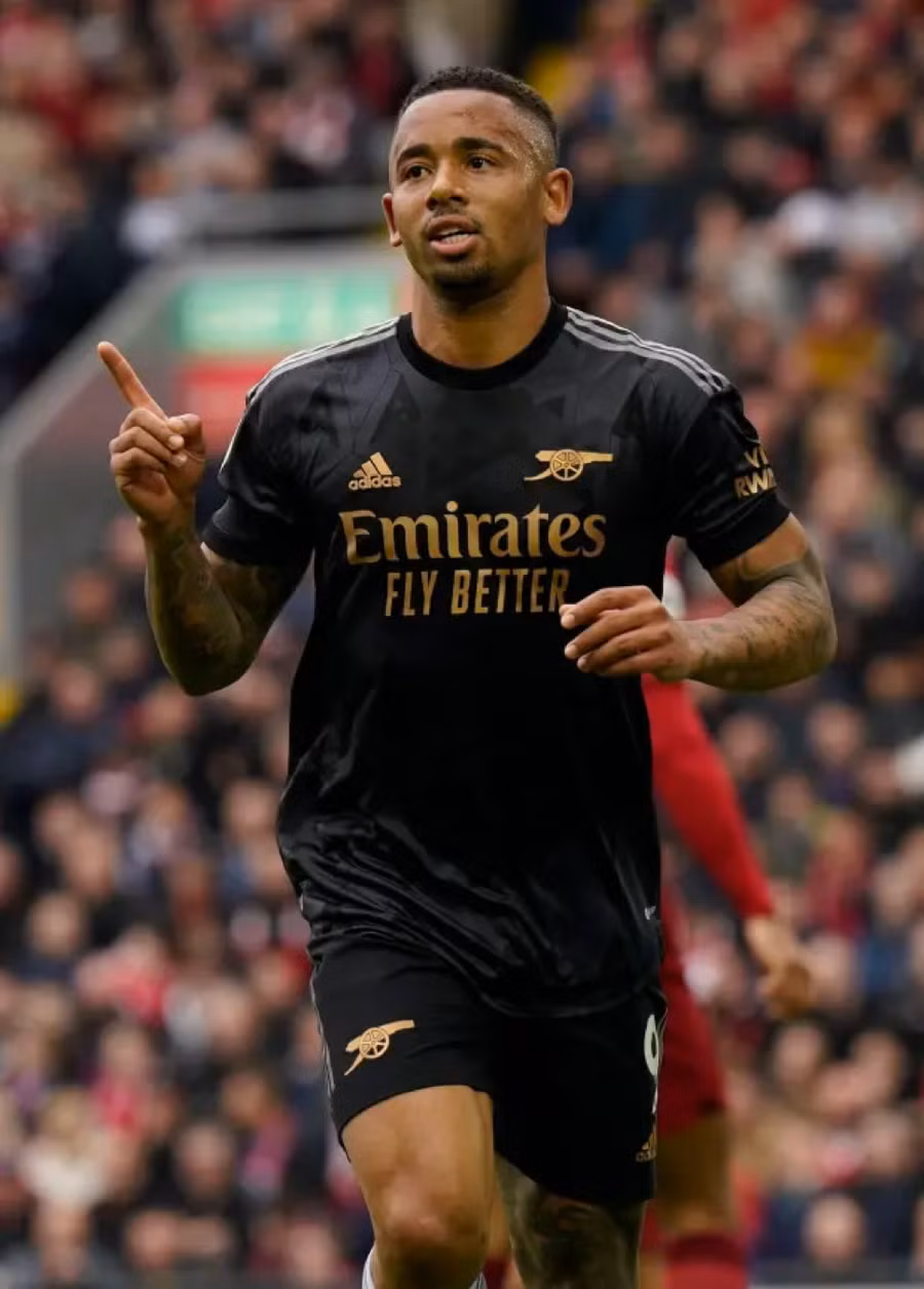 Gabriel Jesus mừng bàn thắng vào lưới Liverpool.