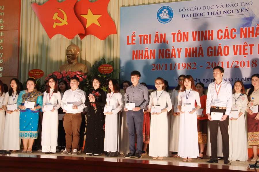 Phó Chủ tịch nước Đặng Thị Ngọc Thịnh trao tặng học bổng cho sinh viên