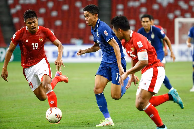 Indonesia (áo đỏ) hoàn toàn lép vế trước Thái Lan ở lượt đi chung kết AFF Cup 2020.