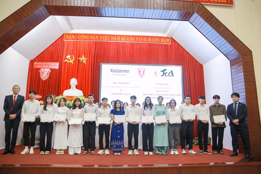Đại diện các tổ chức của Nhật Bản trao học bổng cho sinh viên vượt khó của ĐH Huế. (Ảnh: Hoàng Hải)